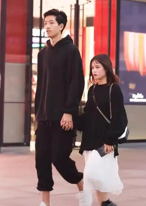 身高差35cm的情侣街拍女生腿只有男生一半长这才是爱情