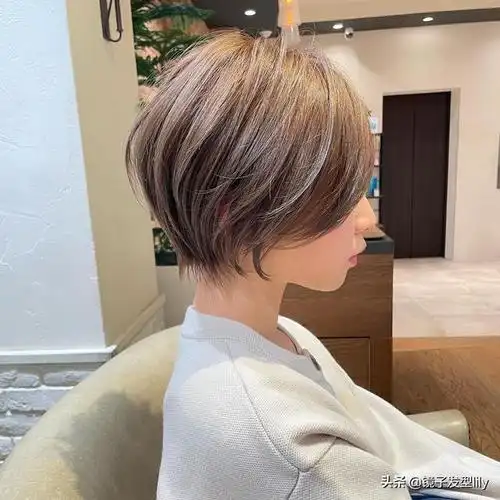 短烫发发型图片(从短到长女发18款推边短发很利落)(4)