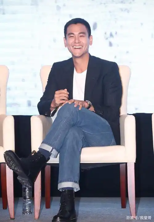 彭于晏撩人西装照,型男本色