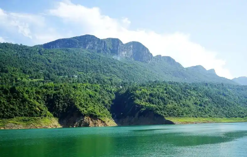 绿水青山柔情,山脉伟岸俊俏!