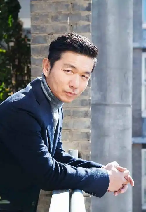 邢佳栋年轻时太帅连绑匪都善待他,当然了他可是演过彭于晏的情敌 - 晨