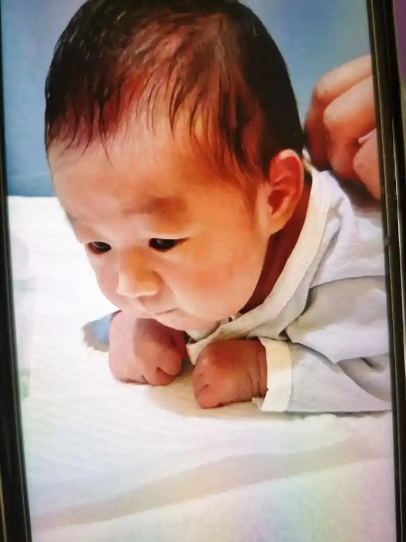 这是十二天宝宝的照片头抬的高高的真可爱