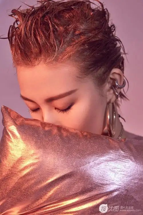 美女歌手常思思充气式金粉羽绒服酷美写真图片常思思女歌手歌唱家大陆