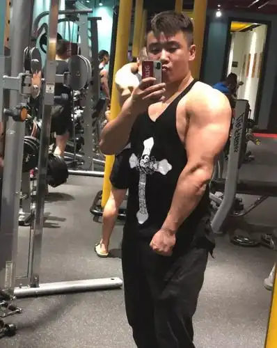 因为自己工作原因,经常应酬,然后一年下来体重到达140斤,体脂特别