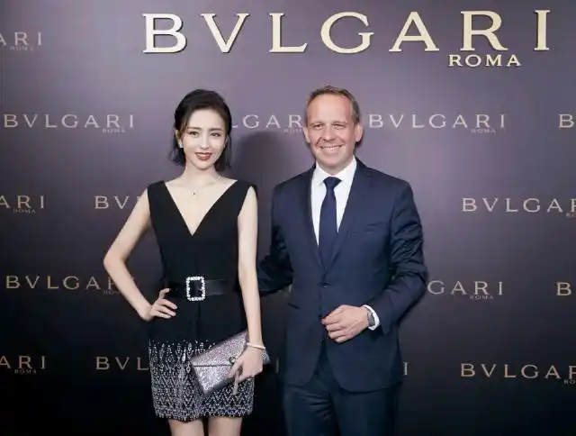 佟丽娅黑色深v长裙出席宝格丽活动,散发优雅恬静气质