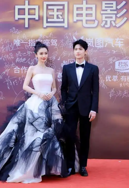 杨颖杨洋华表奖同框黑白墨纱裙简直童话般的