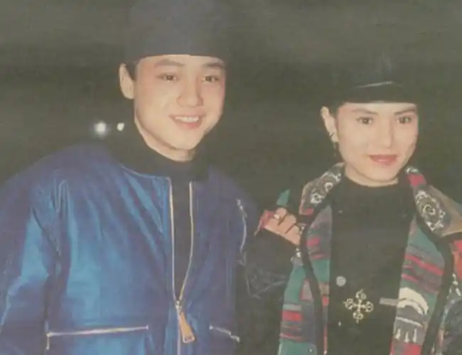 进入影视圈之后,李若彤谈过两段恋爱,第一任男友是演员季天笙,俩人是