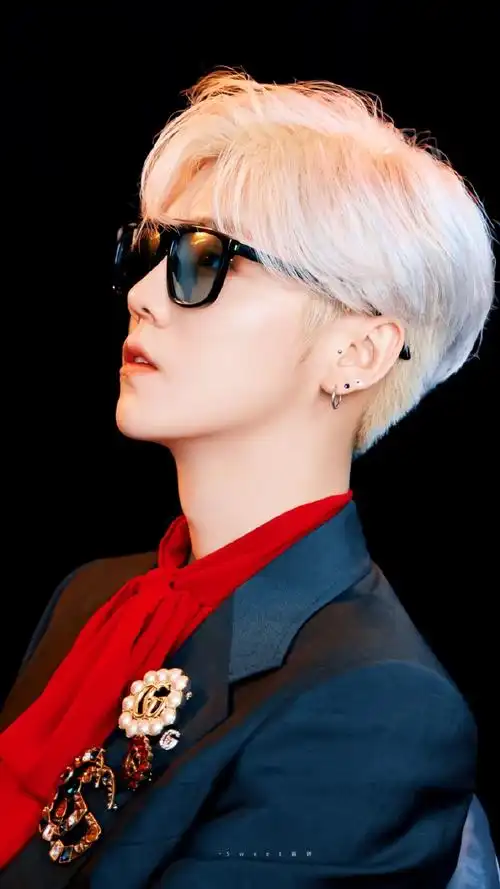 今晚的造型直接封神!#鹿晗银发#yyds !