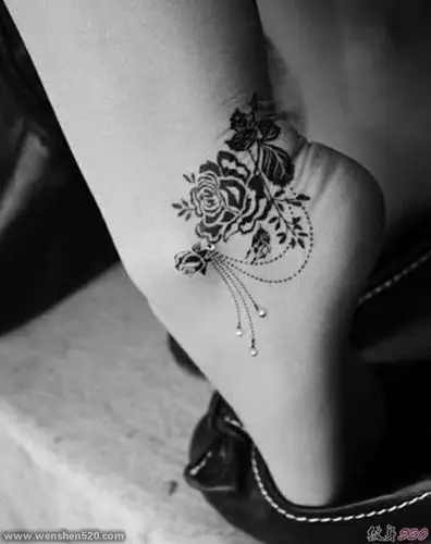 女性脚踝上的黑色花朵纹身图案