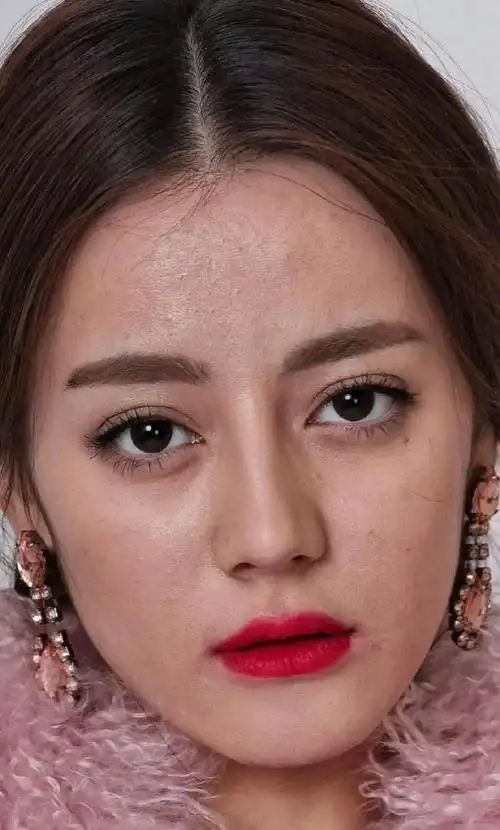 迪丽热巴佟丽娅无美颜照片,这个妆造真的很真实了