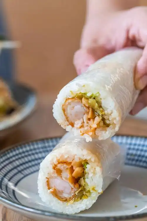 打底的糯米要先用净水浸泡整夜,蒸的火候也必须拿捏精准,才有了粒粒