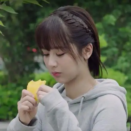 时尚 流行发型 杨紫佟年编发 展现你的俏娇与可爱  怎么样?