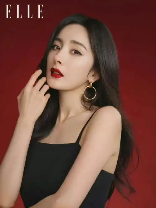 这也是杨幂代言雅诗兰黛的第七个年头,每年的广告大片全球地广,杨幂都