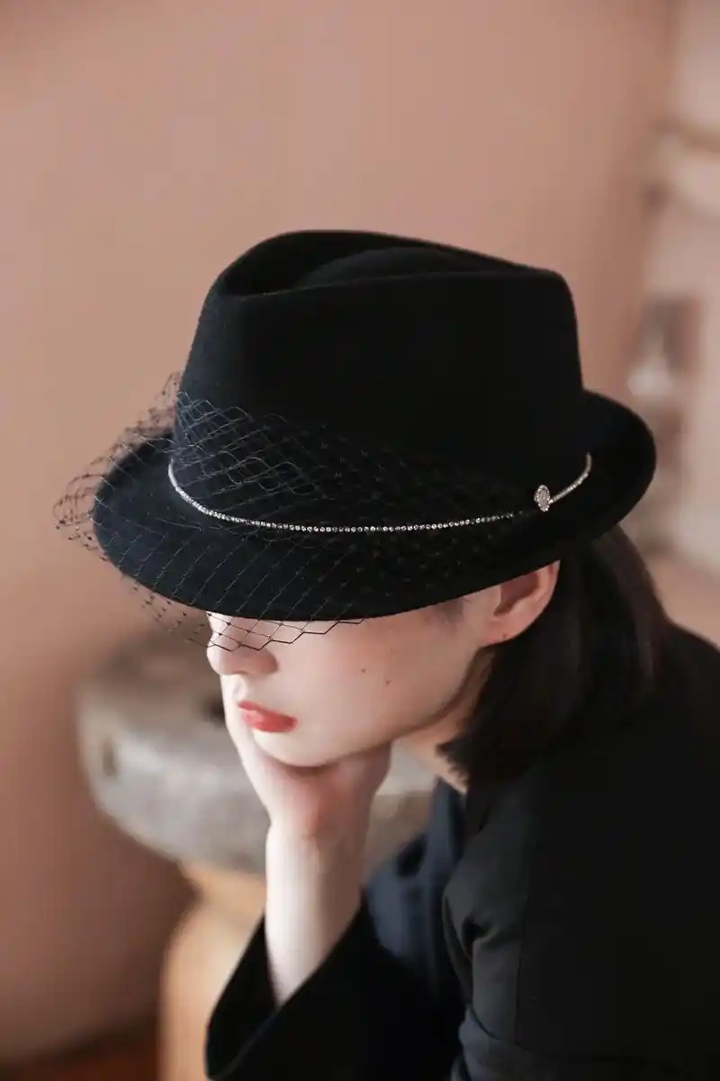 法式的网纱点缀女性的优雅|秋冬羊毛礼帽.秋冬季节的到来,寒风 - 抖音