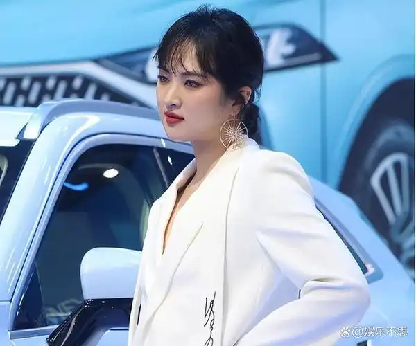 姚安娜强调我不是华为员工请别把我和华为扯在一起