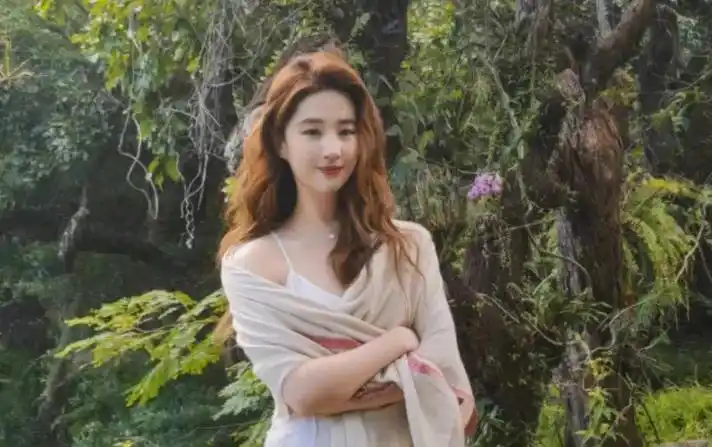 刘亦菲晒新年照卷发吊带白裙好美大长腿高筒靴好抢眼