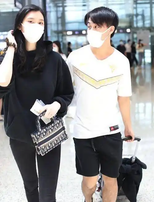 原创奚梦瑶夫妇合体现身机场何猷君眼神好宠溺俩人同戴婚戒秀恩爱