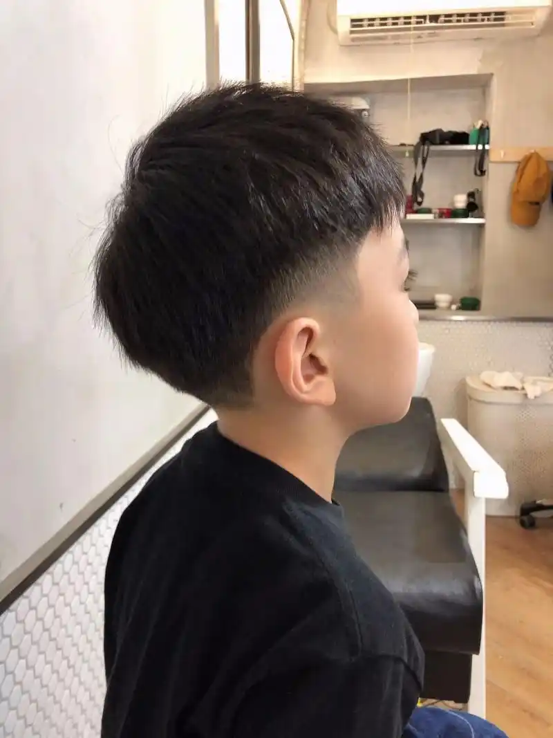 男孩子运动量大容易出汗,天气凉了也还是清清爽爽的比较舒服