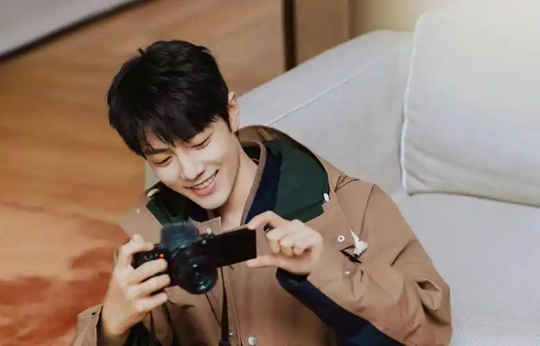 肖战秀场惊喜亮相,分享走路照片,失误人气势不可挡_米兰_时装周_地方