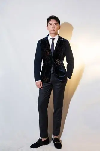 郑恺亮相电影活动致敬幕后英雄 丝绒西装尽显成熟绅士风范