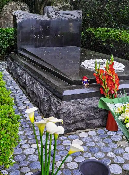 原创月亮鉴我心何日君再回访一代歌后邓丽君之墓