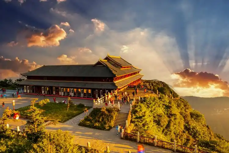 四川峨眉山是著名的佛教圣地最高峰万佛顶海拔3099米晨曦下的峨眉山