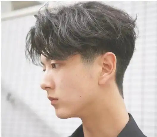 个性男生烫发阅读全文>>日系男生烫发发型 男神帅气卷发发型时间:2020