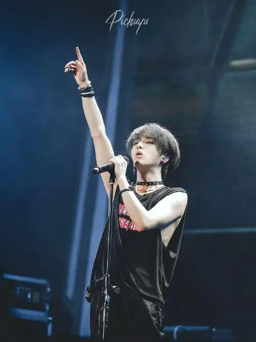 华晨宇纹身##华晨宇纹了花花