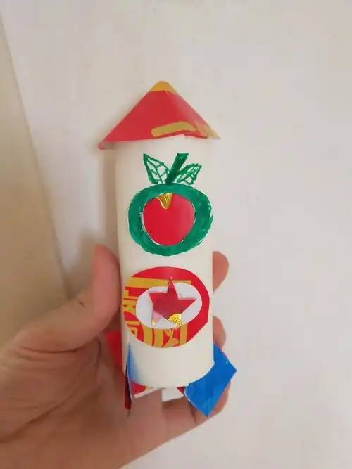 这是手工的火箭筒!家里没有彩纸,只能用春节对联纸了.
