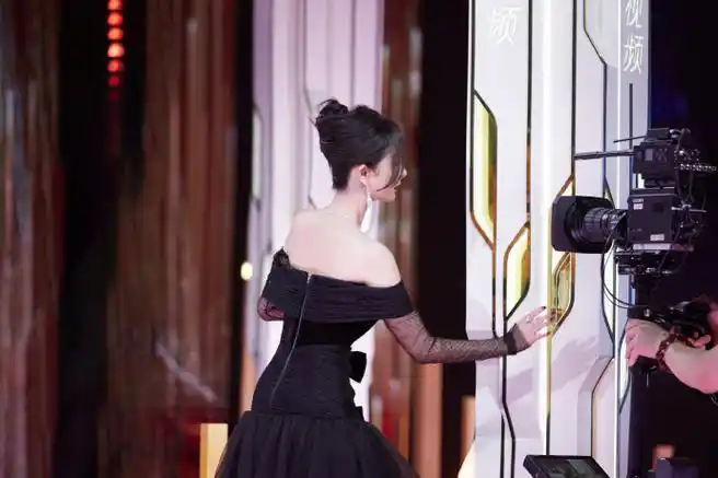 杨幂超话@杨幂#腾讯视频拾光盛典#现场图来啦,拾光开启,不负相伴78