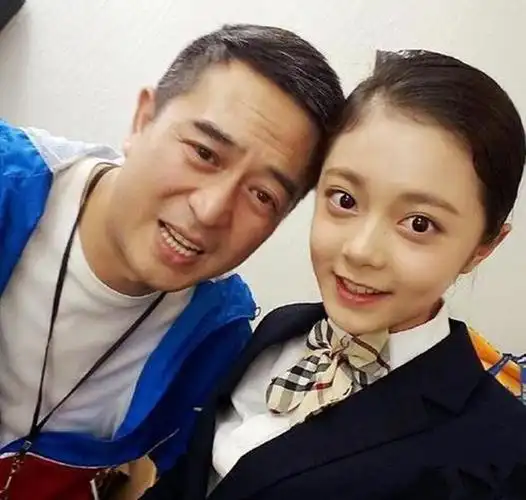 赵今麦是谁的女儿 网传其富二代出身全家福照片引热议-爱妻自媒体