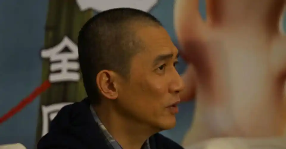 剪了寸头后的梁朝伟竟神似张艺谋?网友:当初的男神怎么成这样了