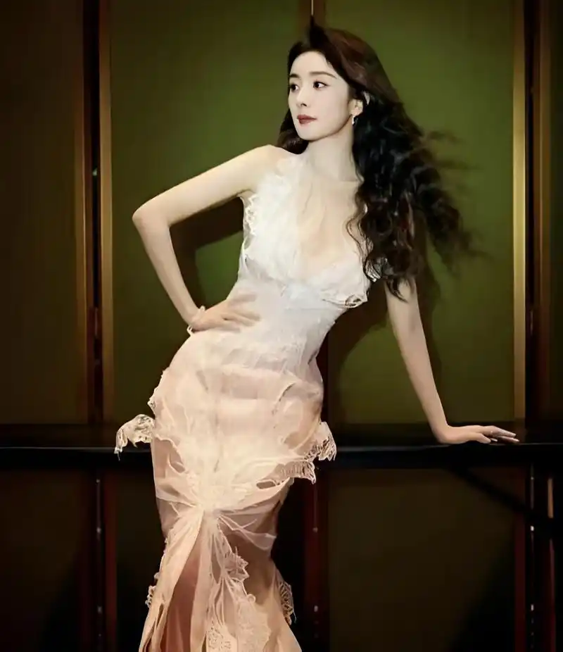 国外的女明星虽然比较豪放,大方的秀出好身材,但是她们不仅穿着得体