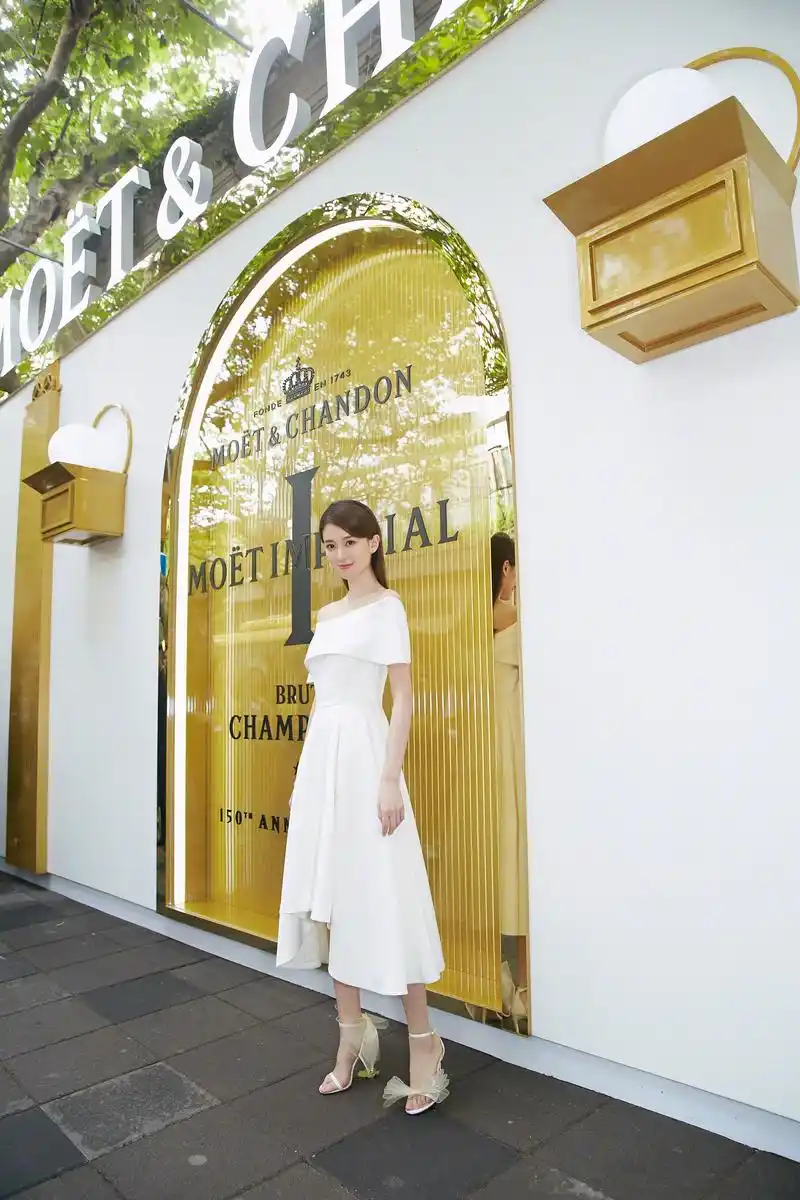 乔欣以欢庆大使身份受邀出席品牌庆典现场,一袭甜美可爱到爆表的纯