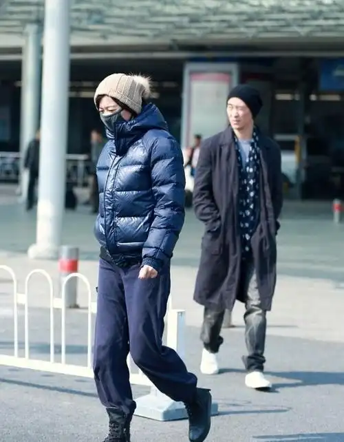 徐静蕾黄立行机场秀造型:保暖与风度,定位不一致没有刻意秀恩爱的情侣