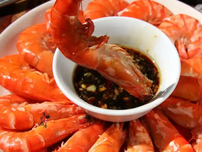 需要的食材;海虾400克,橄榄油少许,蒜瓣2瓣,鲜酱油2汤匙,康乐醋1汤匙