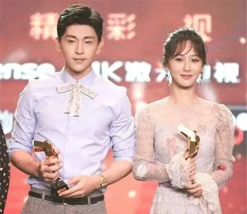 杨紫和邓伦恋爱坐实 杨紫和邓伦的恋情是真的吗?-图片大观-奇异网