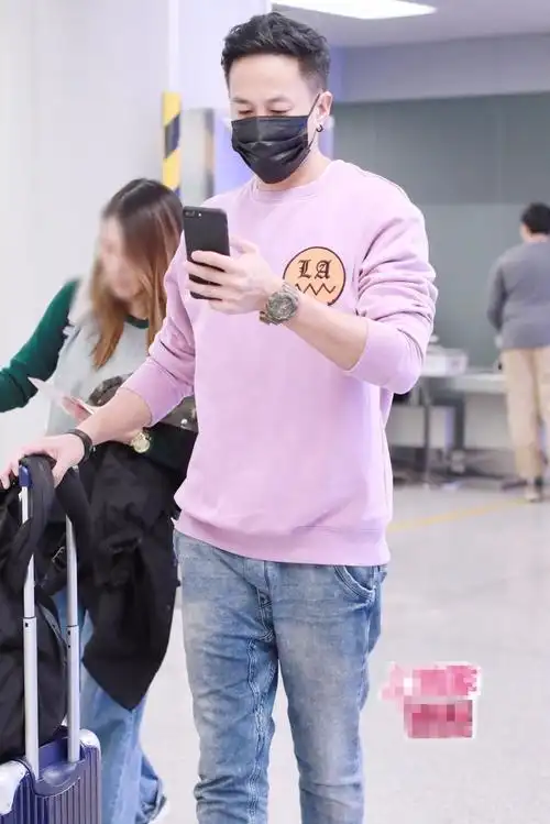 奶茶紫卫衣仔裤帅气亮相,何润东少年感满分,活力十足!