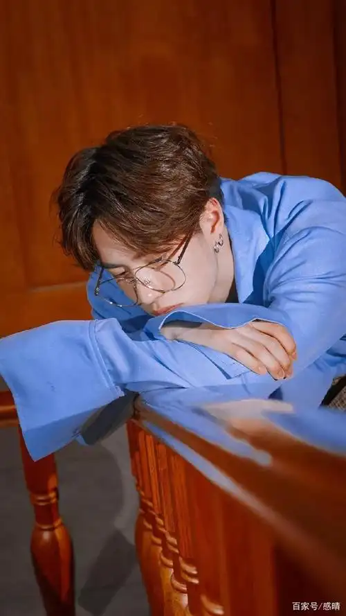 王一博金边眼镜太帅了吧!请半永久好吗?一博眼镜杀