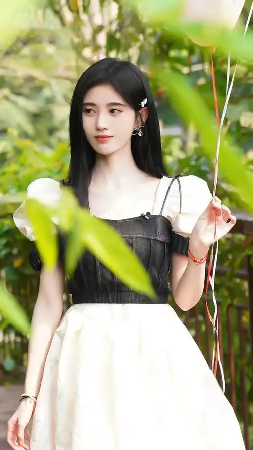 鞠婧祎:清纯唯美,楚楚动人