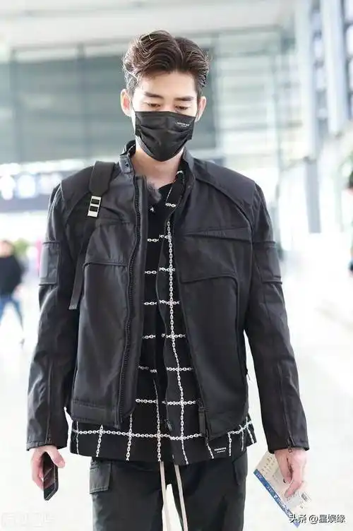 张翰现身上海机场出发录制花儿与少年老友记