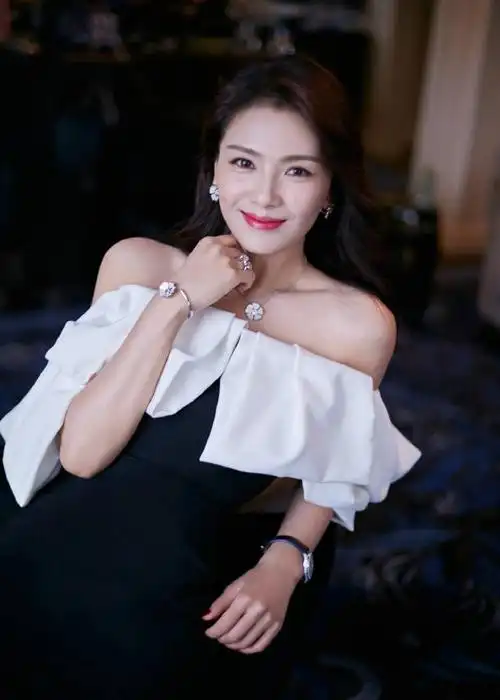 42岁刘涛最新写真曝光状态极佳露肩裙显玲珑曲线