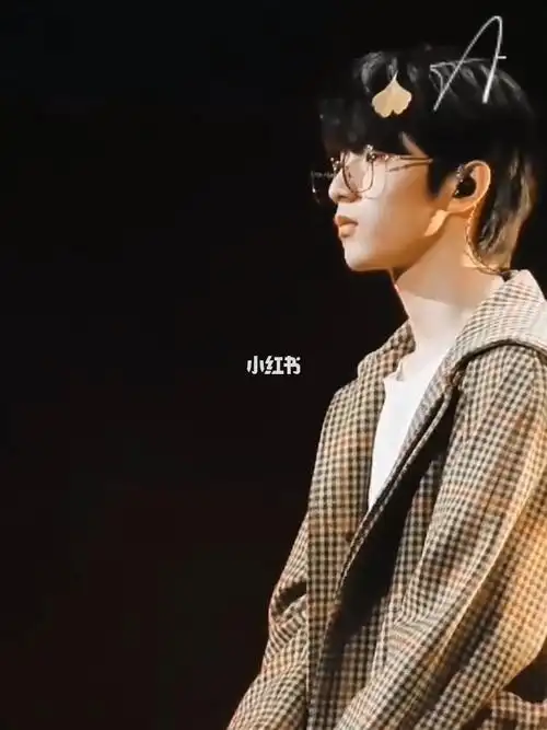 刘耀文    他身上有光,有光而不耀,和光同尘