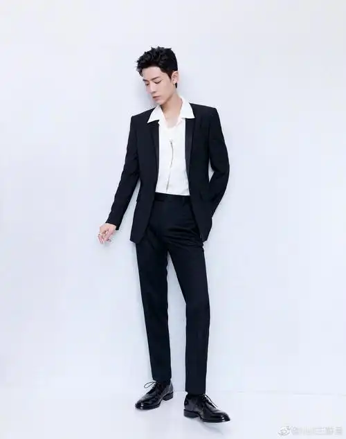 肖战亮相拾光盛典的造型黑色西装比较简洁但仔细看是有闪钻的