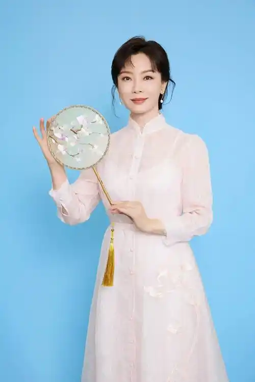 陈数新中式造型亮相央视舞台,如四季花神降临美轮美奂 -影圈焦点新闻