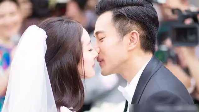 盘点杨幂和魏大勋的恋爱证据一起逛街穿情侣鞋戴情侣帽