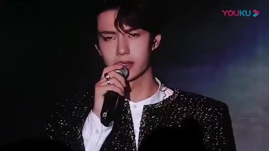 肖战王一博:太好哭了!泰国现场哥哥弟弟不舍分离,泪洒现场