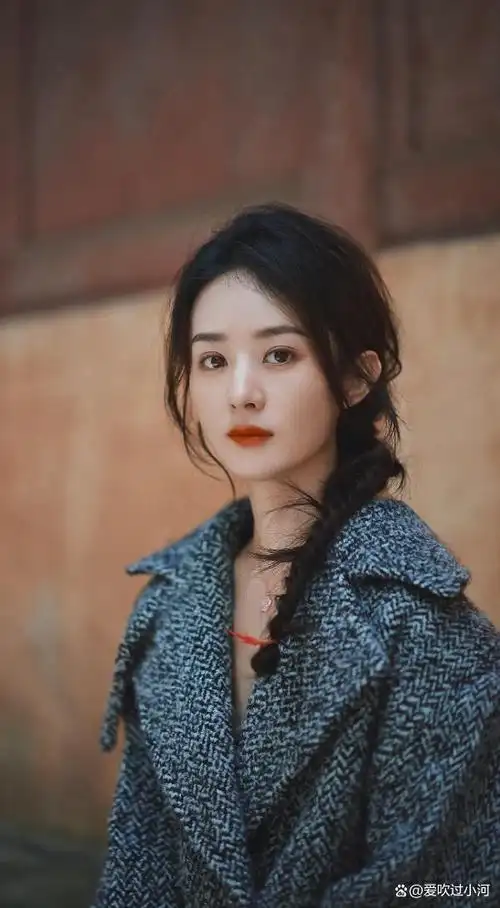 长相小巧玲珑,天生的演员苗子,赵丽颖身上有着东方女性的特质