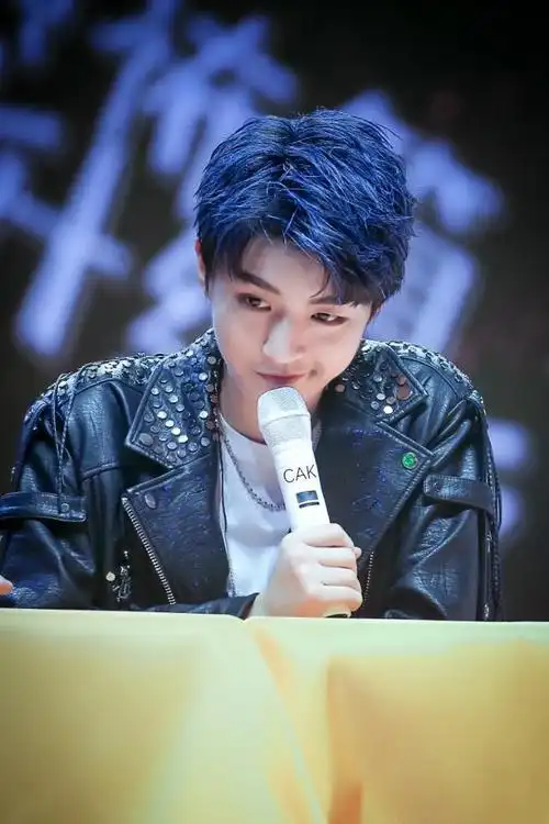 200513王俊凯神仙发色大汇总一个头上有彩虹的男人