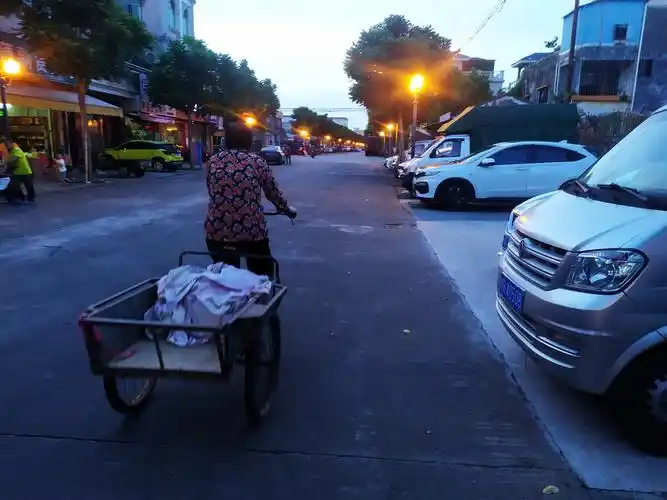 街拍前面路人的生活写照透过背影读出城里生活的匆忙